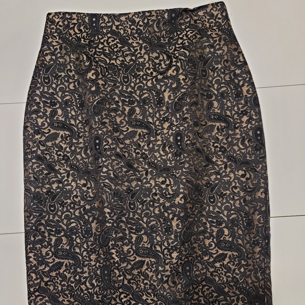 Worthington Pencil Black and Gold Scrollwork Skirt Lined Sz 6 Knee Length